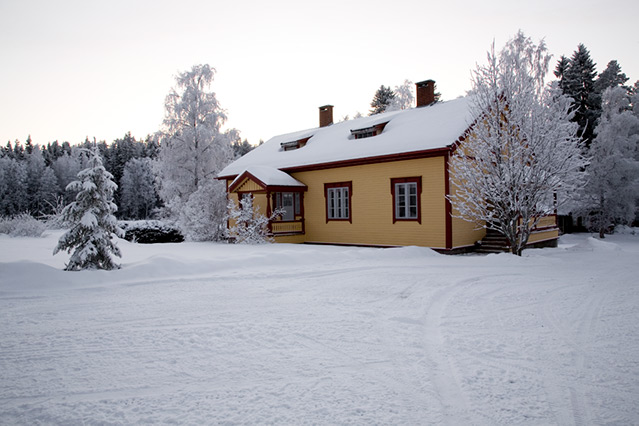 Keltainen vierastalo Eetula ulkoa kuvattuna