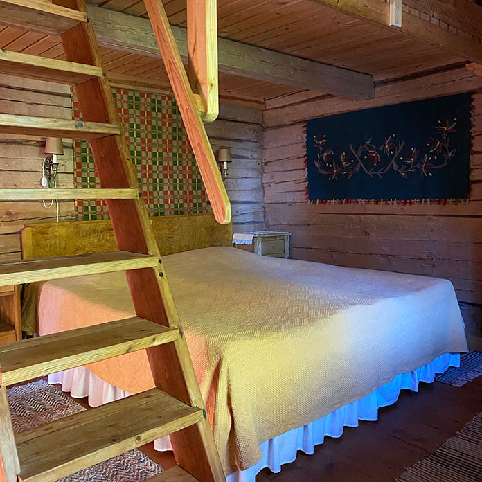 Hirsihuoneiston peti ja portaat parvelle