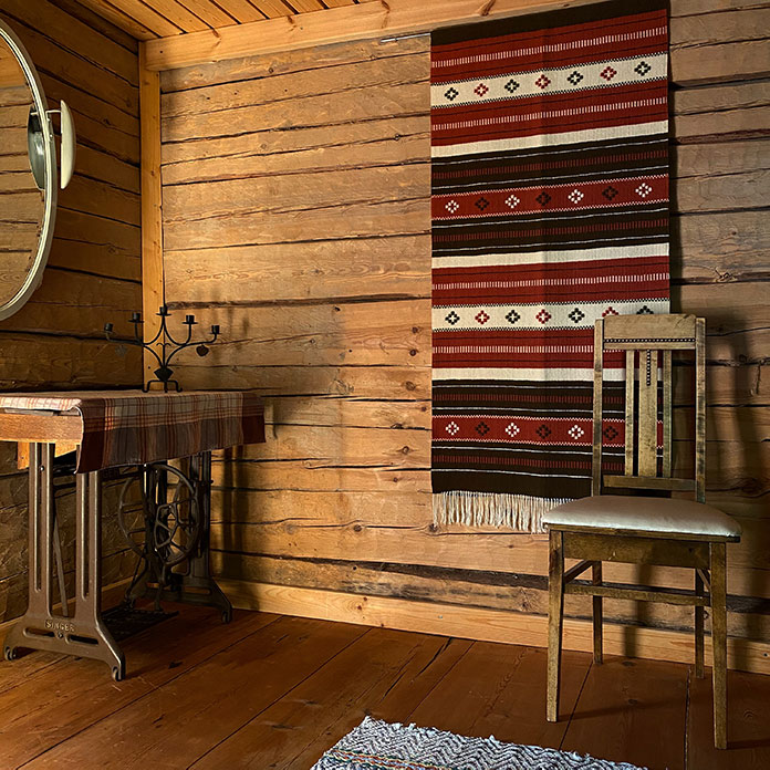 Hirsihuone vanhanaikaisella sisustuksella