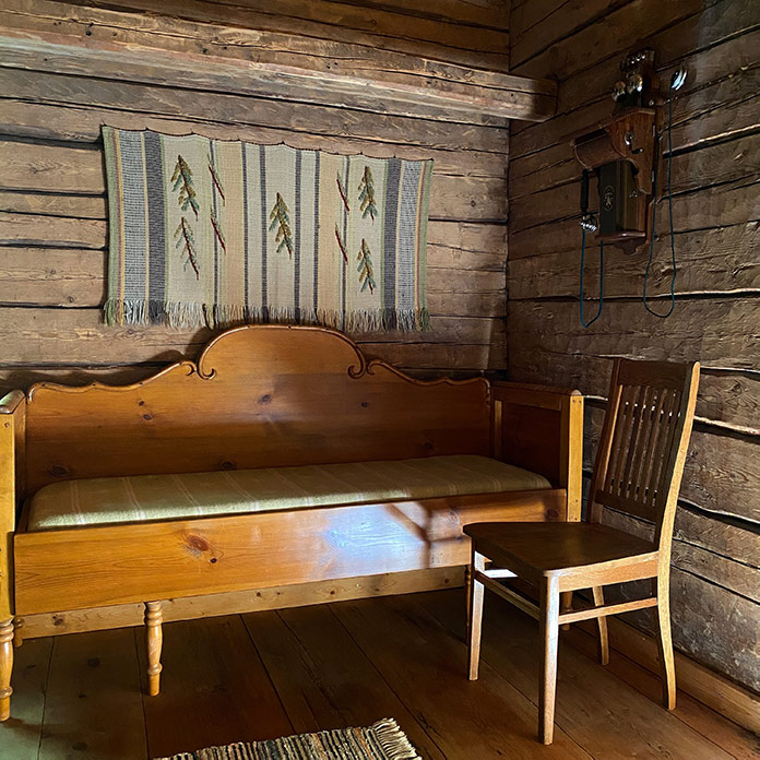 Hirsihuoneen vanha puusohva ja tuoli