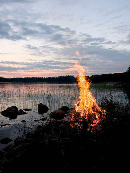 Juhannuskokko järven rannalla ilta-aikaan