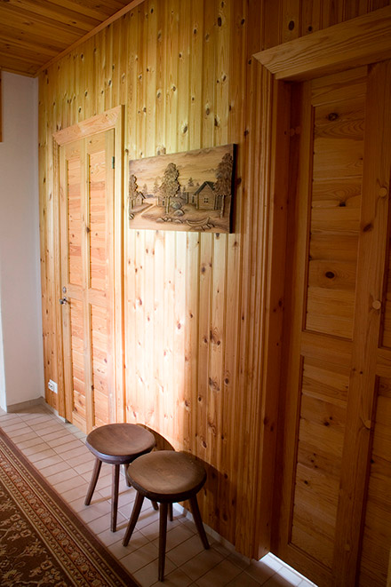 Saunatuvan käytävä puujakkaroilla