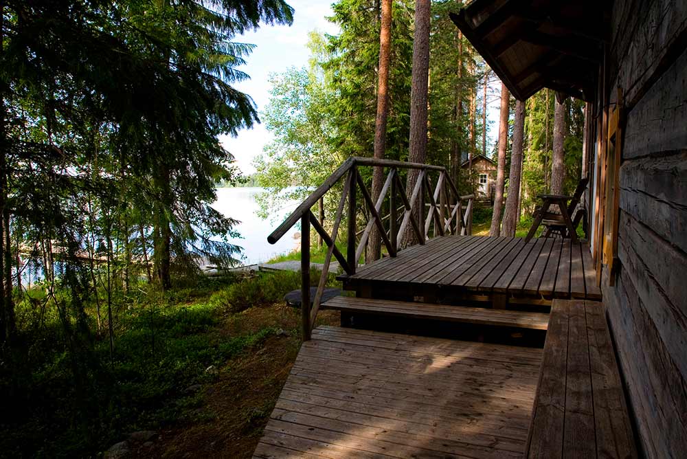 Savusaunan metsäinen terassi näkymä rantaa kohti