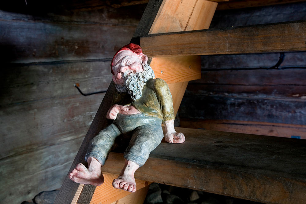 Saunatonttu koriste portaalla