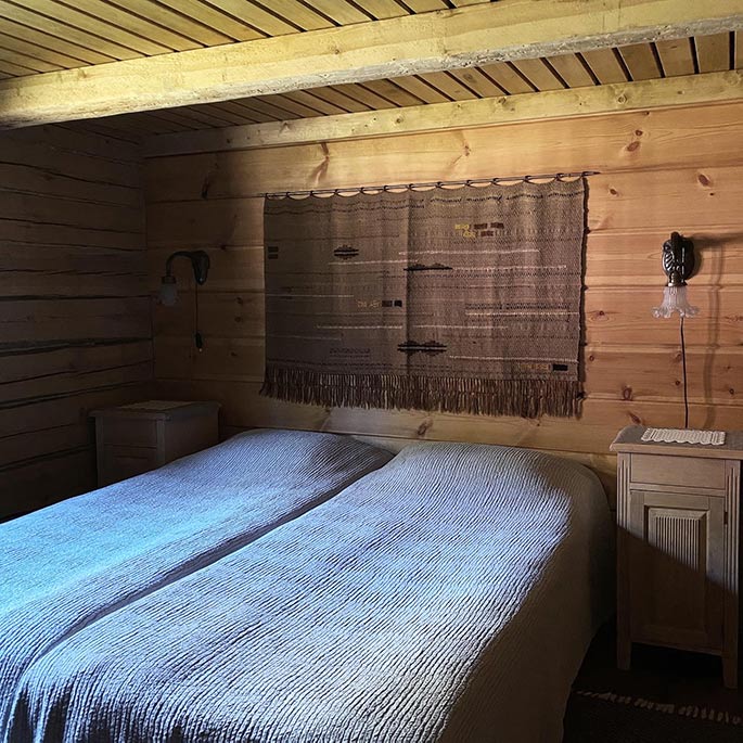 hirsiaitan parivuode ja yöpöydät